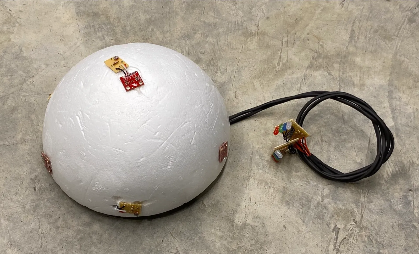 The instrument’s dome without its silicone membrane, sensor and cable exposed